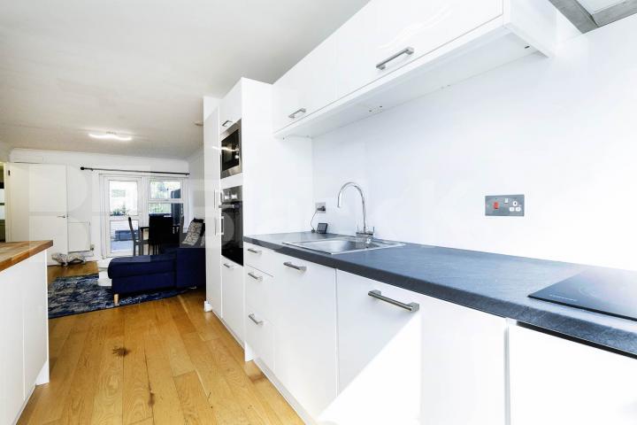 modern and spacious 1 bedroom with patio and close to zone 2 station Lockhart Close, Caledonian Road